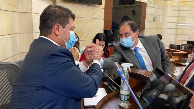 Senado aprobó con 77 votos a favor la Reforma Tributaria Senado aprobó con 77 votos a favor la Reforma Tributaria