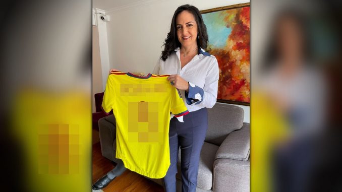 Jugador de la Selección Colombia le regaló la camiseta a la senadora María Fernanda Cabal Jugador de la Selección Colombia le regaló la camiseta a la senadora María Fernanda Cabal