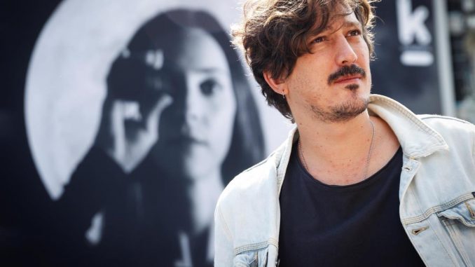 El director y guionista colombiano Simón Mesa Soto posa durante una entrevista concedida a Efe en el marco del Festival de Cine de San Sebastián, donde presenta su primer largometraje "Amparo". EFE/Javier Etxezarreta Amparo