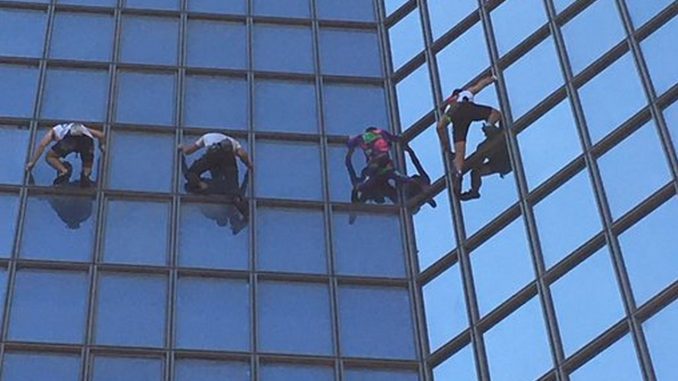 Spiderman francés pasaporte sanitario