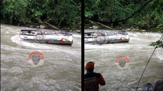 Tractocamión cae a un río en el Chocó, el conductor quedó atrapado en la cabina del vehículo Tractocamión cae a un río en el Chocó, el conductor quedó atrapado en la cabina del vehículo