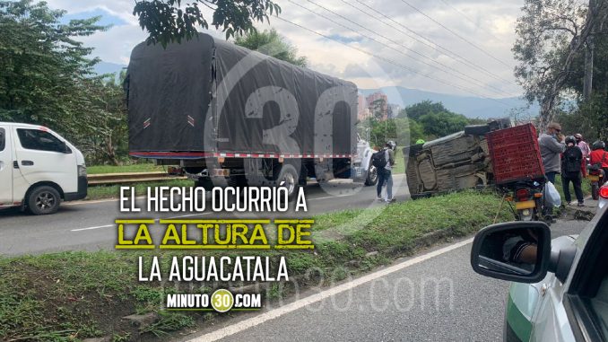 Un-carro-termino-volteado-en-la-Autopista-Sur-y-hay-un-herido-portada La Aguacatala