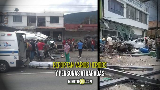 Una-tractomula-sin-frenos-se-llevo-varios-carros-por-delante tractomula