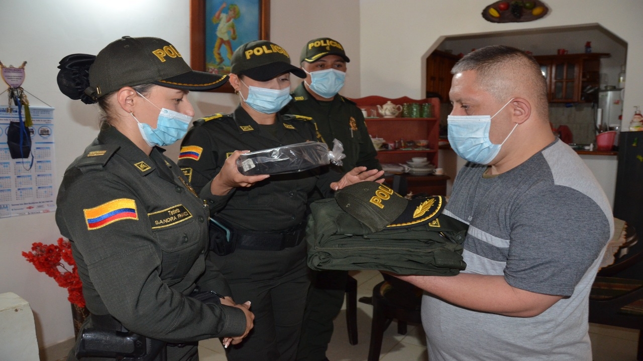 VIDEOS: ¡Qué belleza! En Antioquia, hombre con Síndrome de Down cumplió su sueño de ser policía por un día 2 hombre