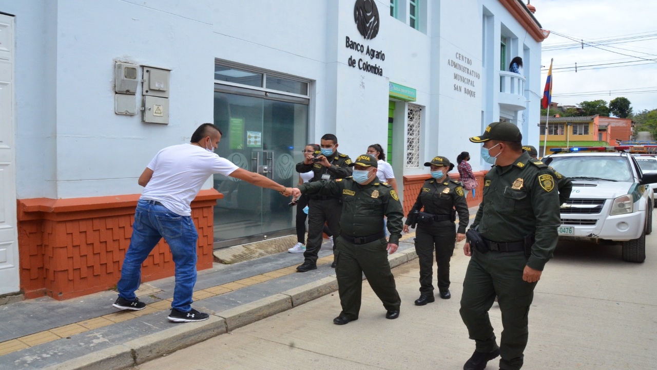VIDEOS: ¡Qué belleza! En Antioquia, hombre con Síndrome de Down cumplió su sueño de ser policía por un día 3 hombre