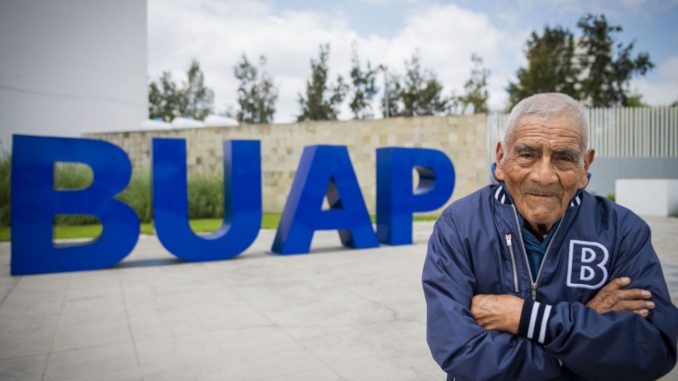 Abuelito de 85 años se graduó como Ingeniero y está buscando trabajo Abuelito de 85 años se graduó como Ingeniero y está buscando trabajo