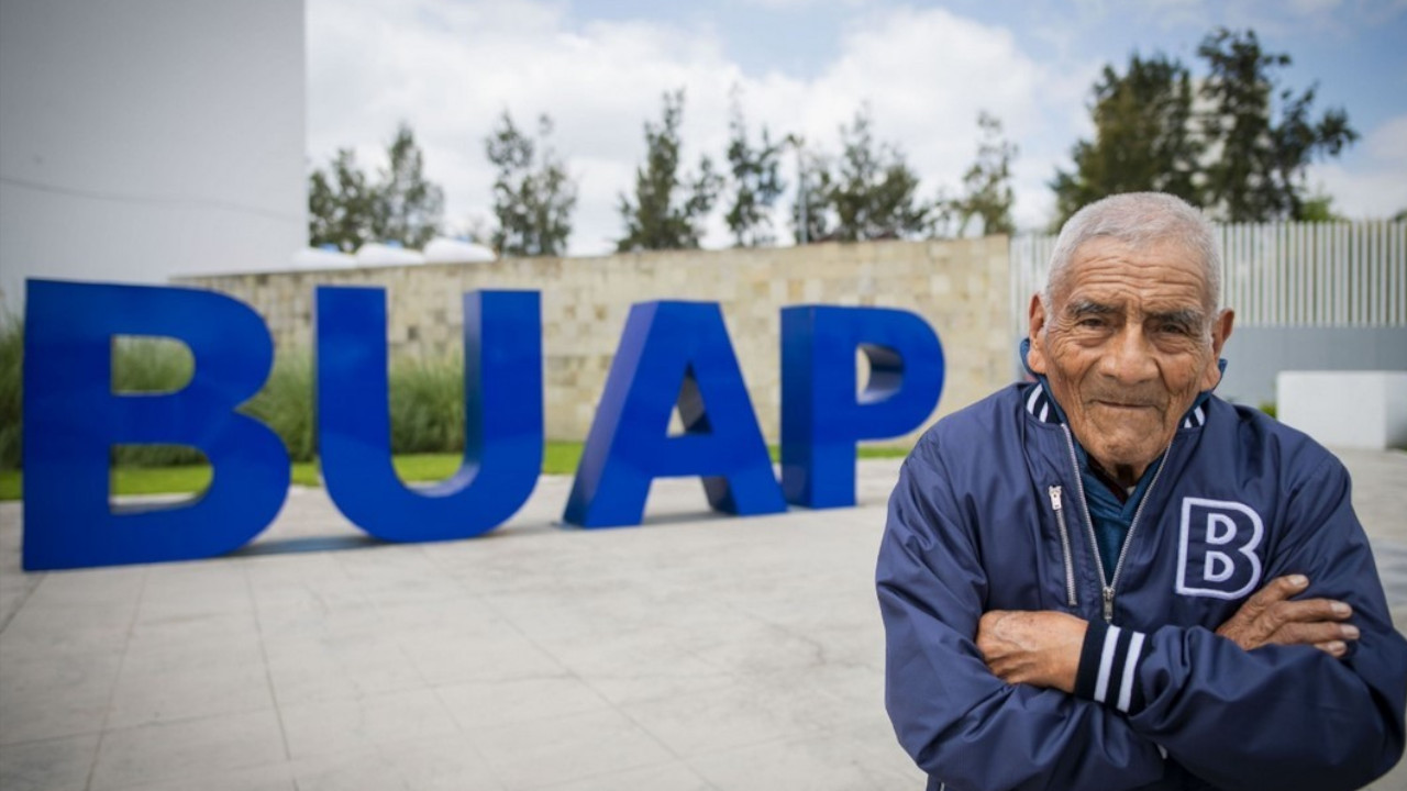 Abuelito de 85 años se graduó como Ingeniero y está buscando trabajo
