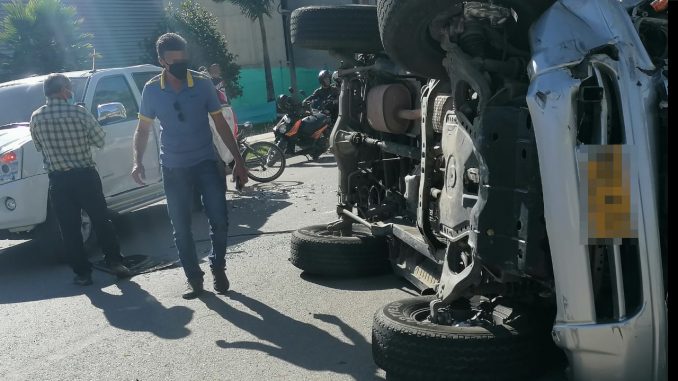 ¡Impresionante! Carro chocó con otro y se volcó en El Carmen de Viboral ¡Impresionante! Carro chocó con otro y se volcó en El Carmen de Viboral
