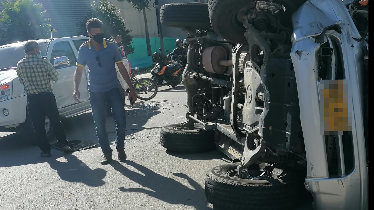 ¡Impresionante! Carro chocó con otro y se volcó en El Carmen de Viboral