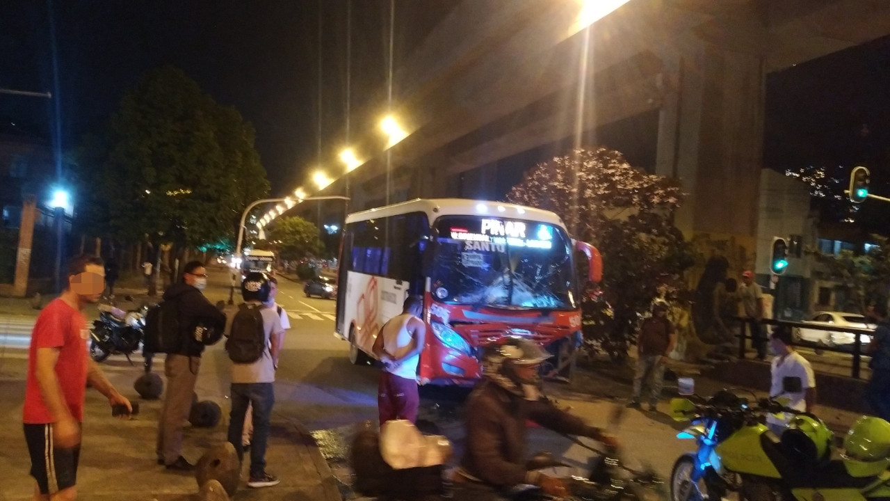[Fotos y video] Choque entre una buseta y una moto cerca a la estación Hospital