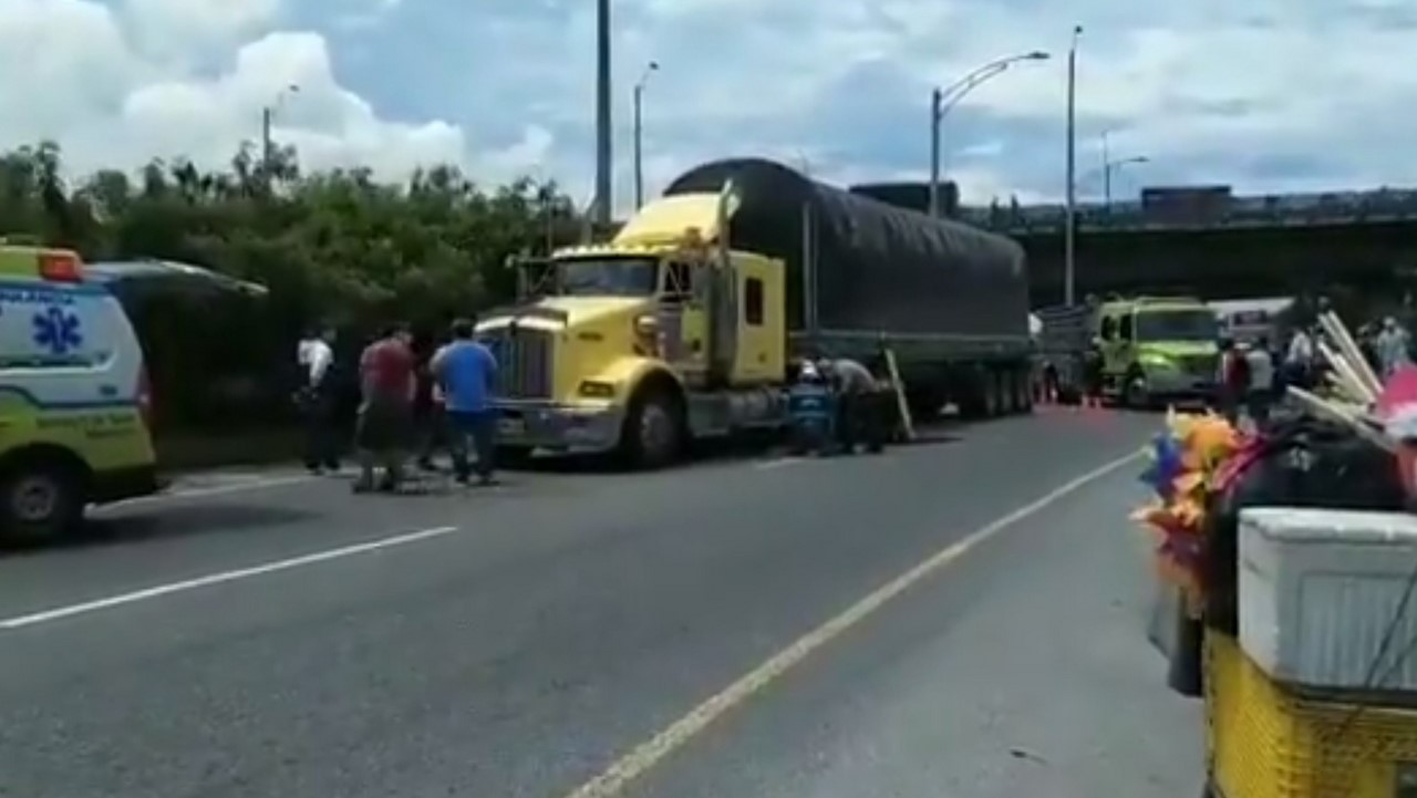 Cierre en la Av. Paralela, a la altura del puente de la Madre Laura, por accidente