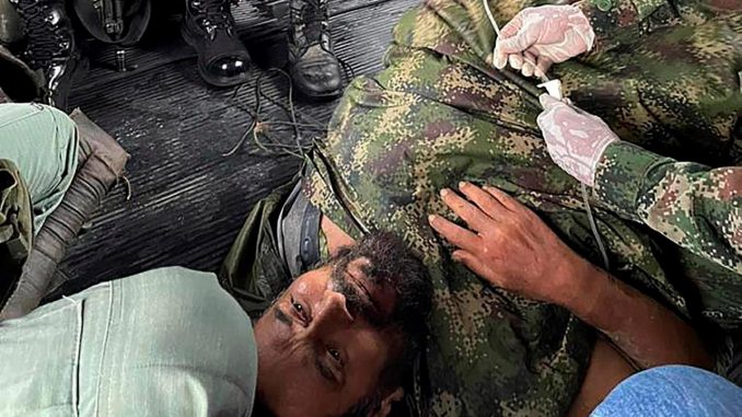 Fotografía cedida por la Policía Nacional de Colombia que muestra al jefe del Frente Occidental de Guerra del ELN, alias "Fabián" (abajo), siendo atendido por un enfermero de las Fuerzas Armadas Colombianas luego de un bombardeo militar en zona selvática del departamento del Chocó (Colombia). EFE/ Policía Nacional De Colombia alias "Fabián"