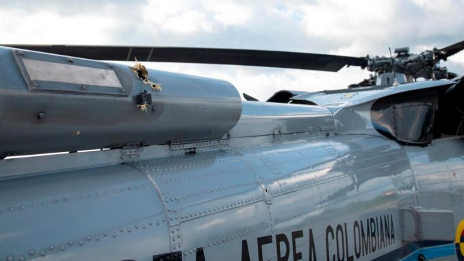 Fotografía cedida, el 25 de junio de 2021, por la presidencia de Colombia que muestra los impactos de bala en el helicóptero en el que viajaba el presidente de Colombia, Iván Duque, en Cúcuta (Colombia). EFE/César Carrión/Presidencia de Colombia Disidencia de las FARC