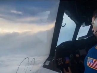Momento exacto en el que un avión pasa por el ojo del huracán Ida 1 avion huracan tormenta