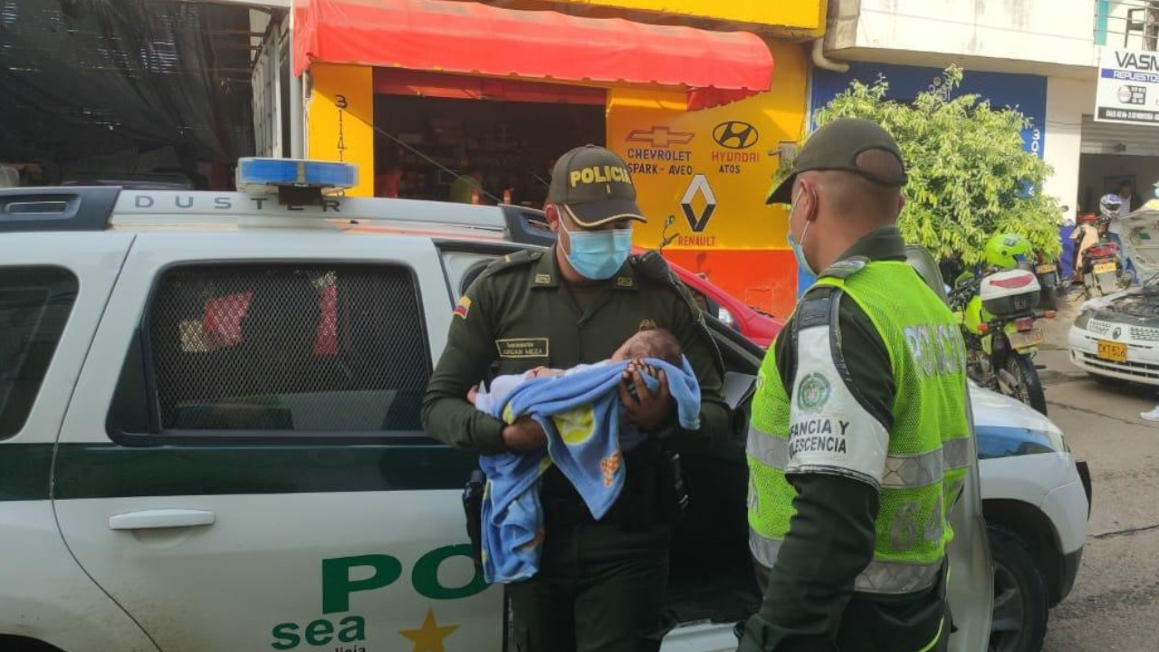 [Video] Unos desgraciados maltrataban a un recién nacido, la Policía se los quitó