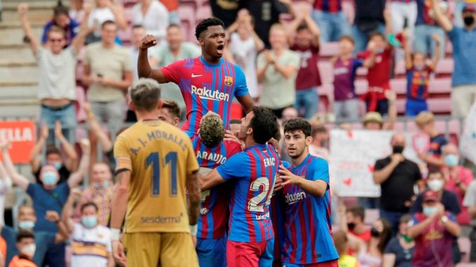 El delantero del Fc Barcelona Ansu Fati (detrás) celebra su gol durante el partido correspondiente a la séptima jornada de LaLiga Santander de Primera División disputado en el estadio Camp Nou entre Fc Barcelona y Levante UD. EFE/Quique Garcia Barcelona
