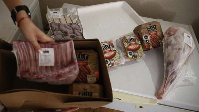 La cofundadora y gerente de la empresa Belly Cordero Premium, Jeniffer Posada Arango, muestra productos en entrevista con Efe, el 2 de septiembre de 2021, en Medellín (Colombia). EFE/Luis Eduardo Noriega A. microempresas colombianas