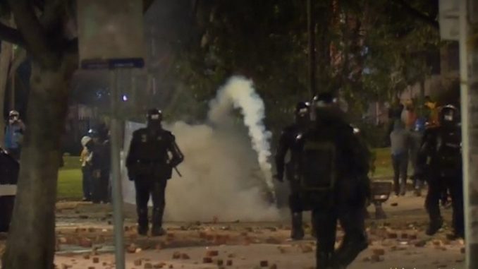 Al menos 4 policías heridos y 13 detenidos por desmanes en Bogotá Al menos 4 policías heridos y 13 detenidos por desmanes en Bogotá