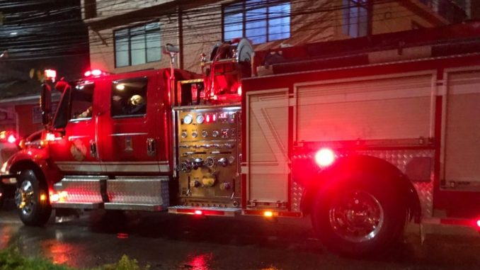 Un cigarrillo prendido habría provocado incendio en la habitación de una casa Un cigarrillo prendido habría provocado incendio en la habitación de una casa