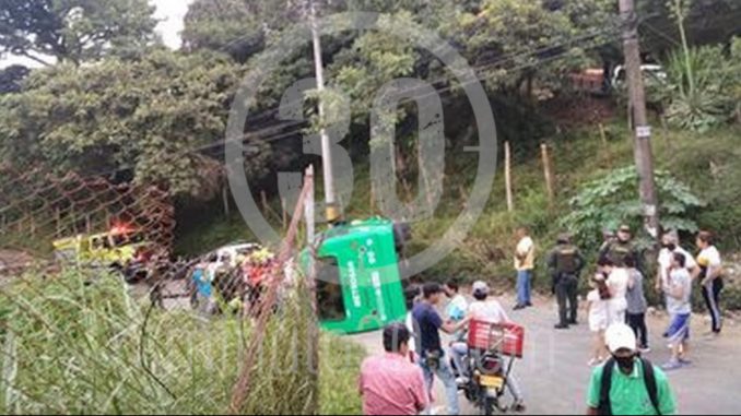 En San Javier se volcó un bus, reportan que hay heridos En San Javier se volcó un bus, reportan que hay heridos