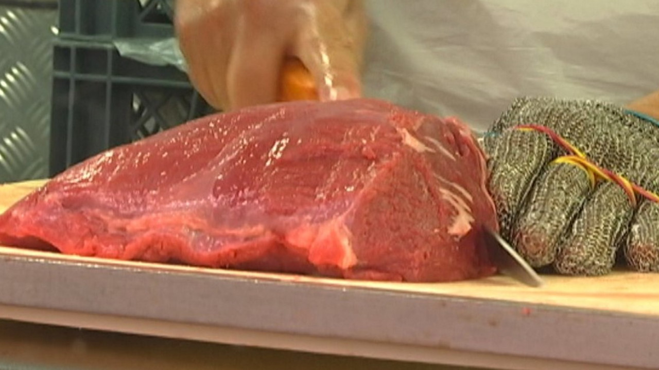 Impactante video de un pedazo de carne de res ¿casi viva o un poco cruda?