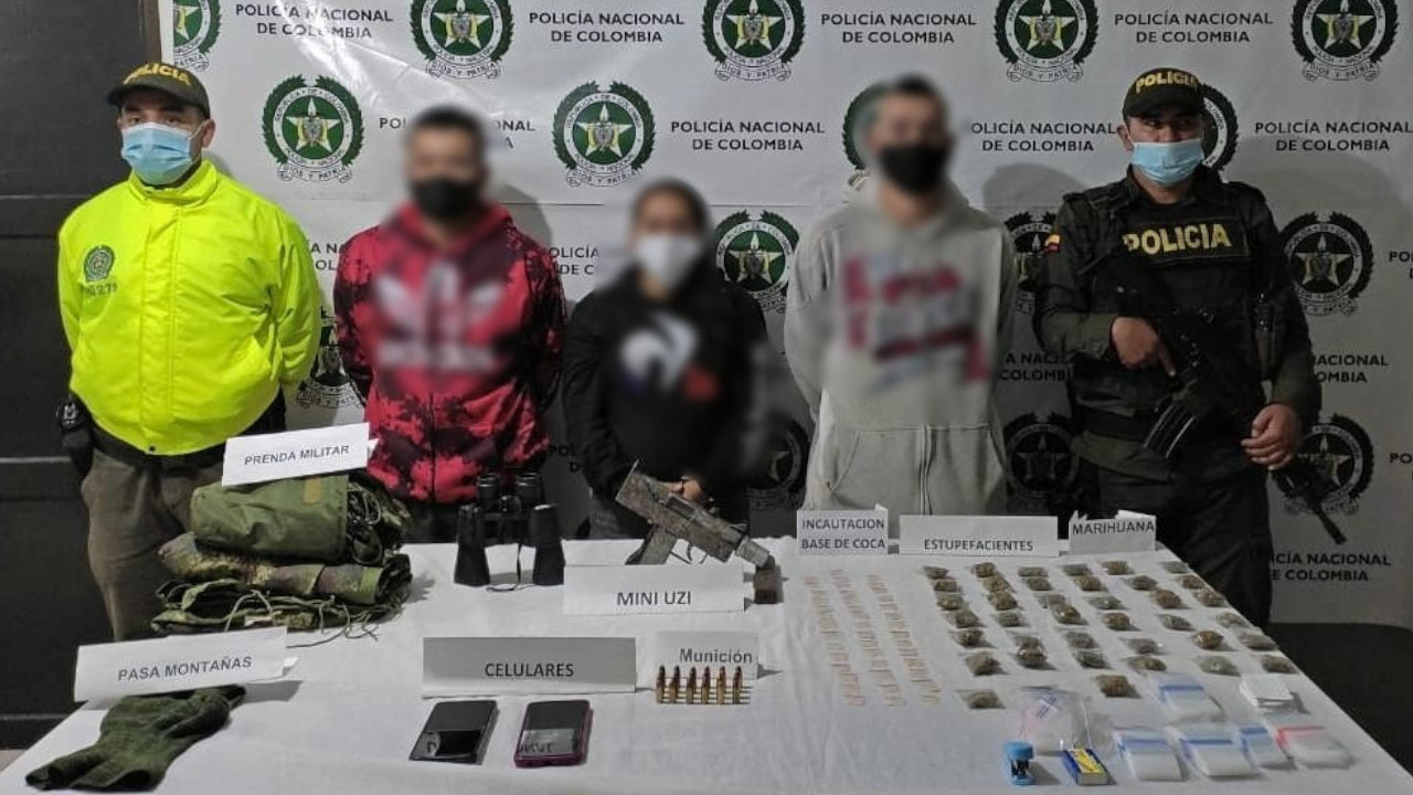 [Video] Capturaron a dos hombres y una mujer acusados de transportar y almacenar armas para un grupo armado en el suroeste antioqueño