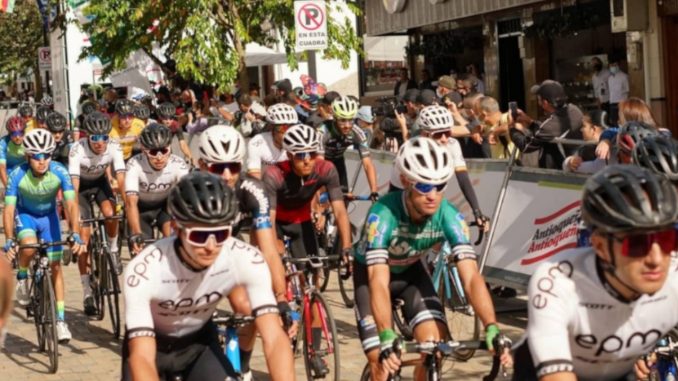 Un ciclista gravemente herido tras fuerte accidente en la Vuelta Antioquia, su bicicleta terminó en varios pedazos Un ciclista gravemente herido tras fuerte accidente en la Vuelta Antioquia, su bicicleta terminó en varios pedazos