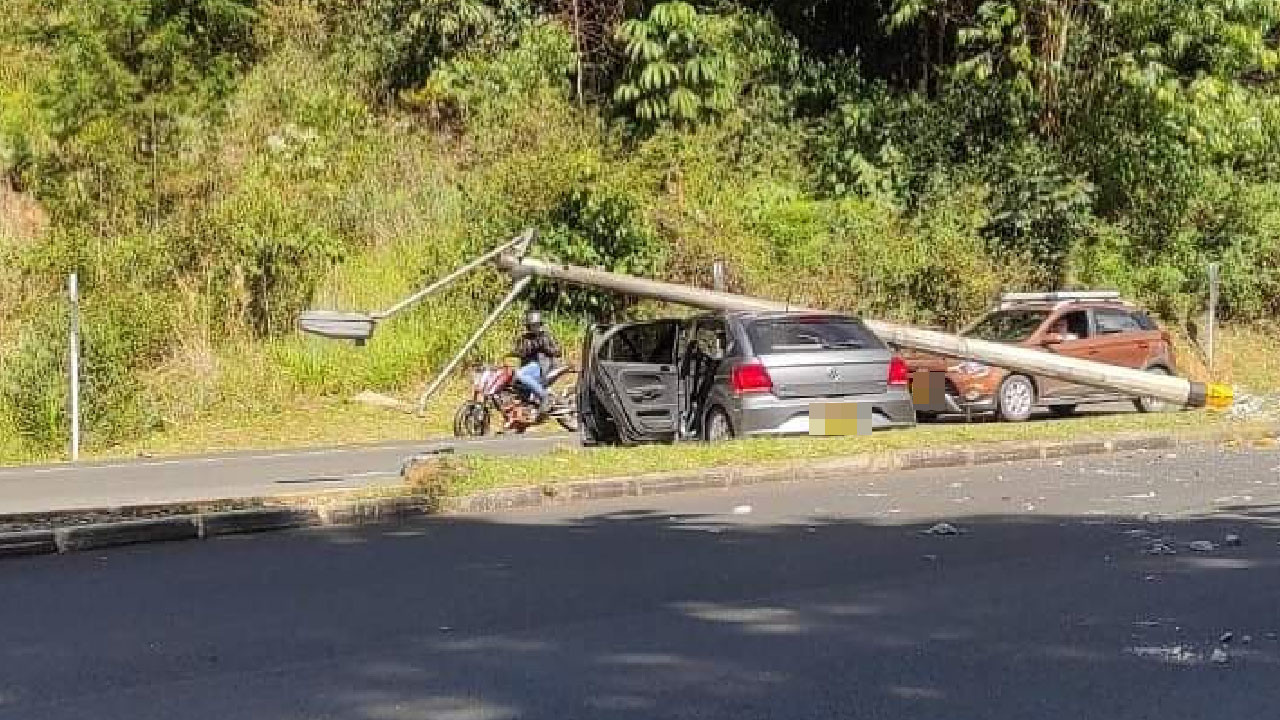 ¡Qué totazo! Le cayó un poste encima a un vehículo en la Avenida Las Palmas