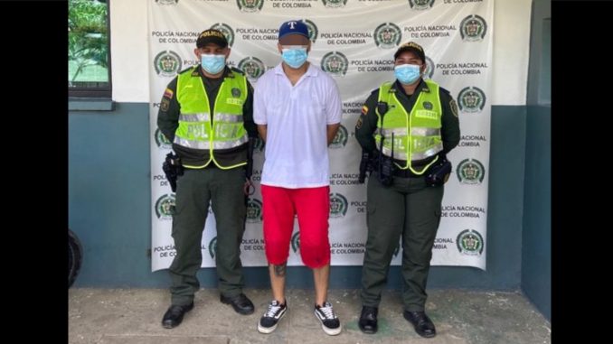 ¡Tan atrevido! Este individuo fue capturado por pegarle a la mamá ¡Tan atrevido! Este individuo fue capturado por pegarle a la mamá