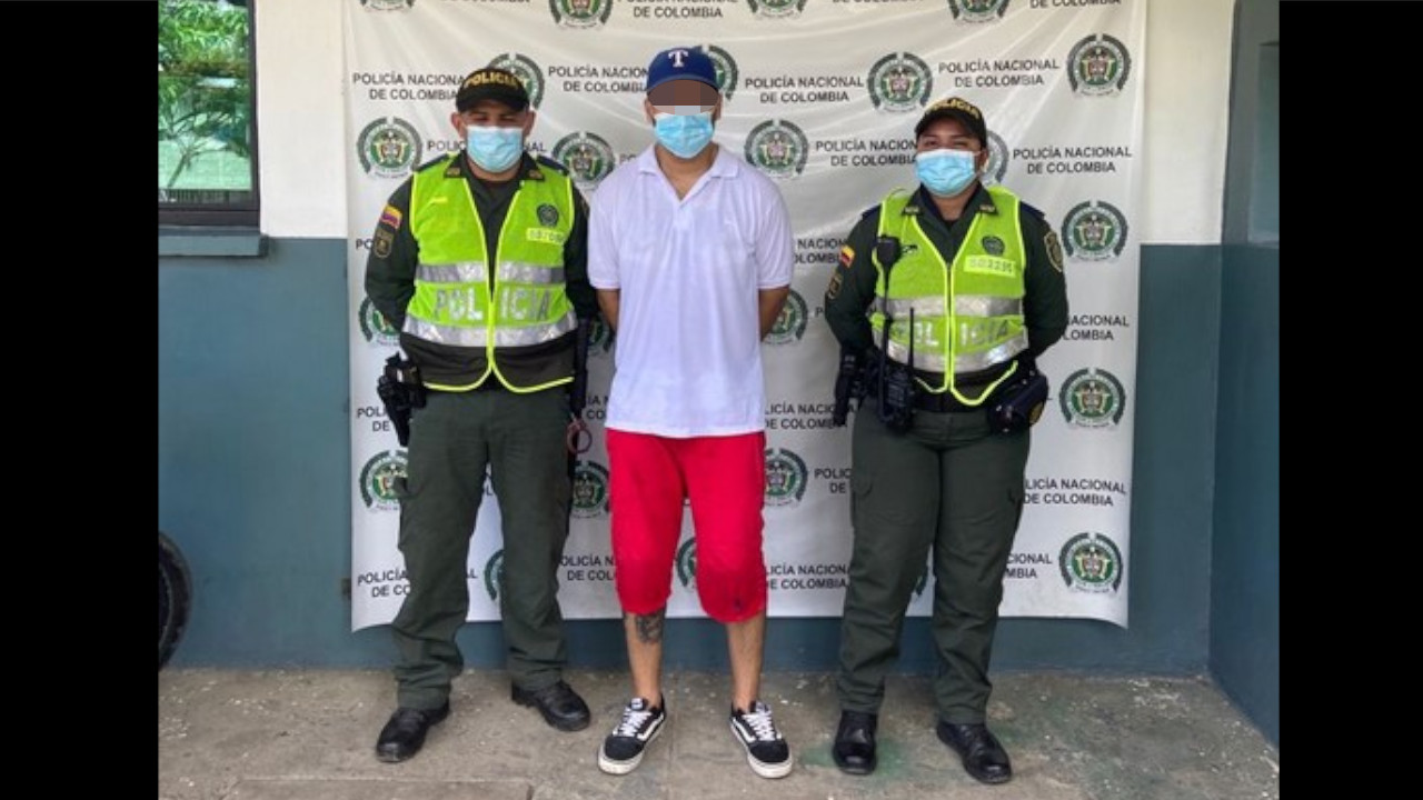 ¡Tan atrevido! Este individuo fue capturado por pegarle a la mamá