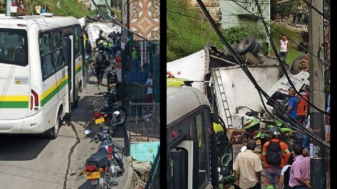 Un Camión se volcó en el barrio Caicedo Un Camión se volcó en el barrio Caicedo