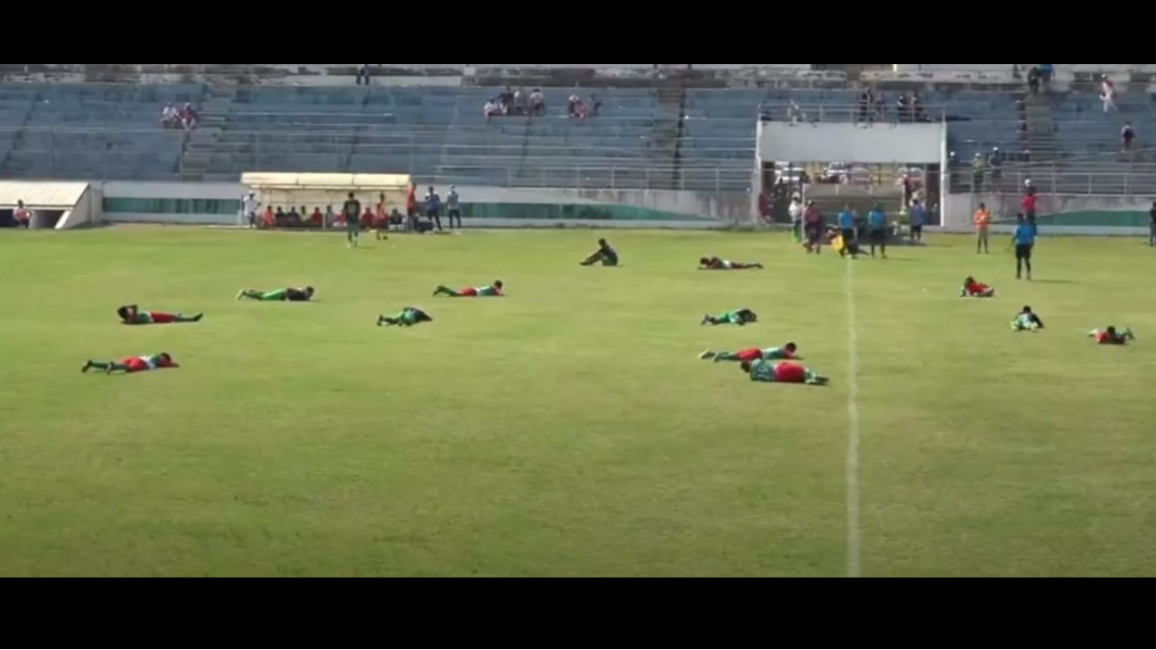 [Video]Futbolistas fueron atacados por abejas en pleno partido en Bolivia