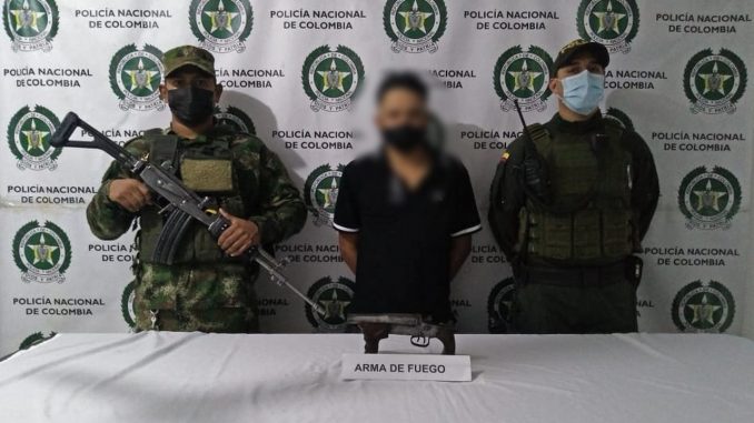 Lo cogieron en Andes con semejante arma de fuego Lo cogieron en Andes con semejante arma de fuego
