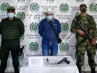 Cogieron a este ensombrerado en Anorí con una pistola y munición 1 Cogieron a este ensombrerado en Anorí con una pistola y munición