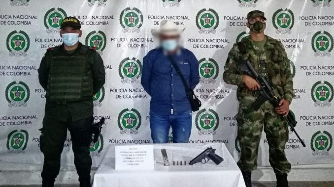 Cogieron a este ensombrerado en Anorí con una pistola y munición Cogieron a este ensombrerado en Anorí con una pistola y munición