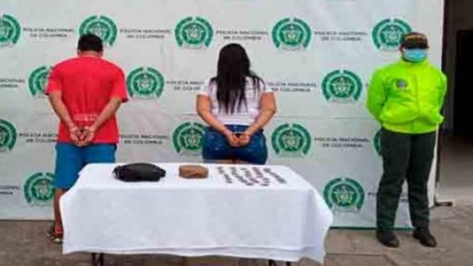 Capturaron a 'Milena' y a 'Sebastián' 600 dosis de marihuana Capturaron a 'Milena' y a 'Sebastián' 600 dosis de marihuana