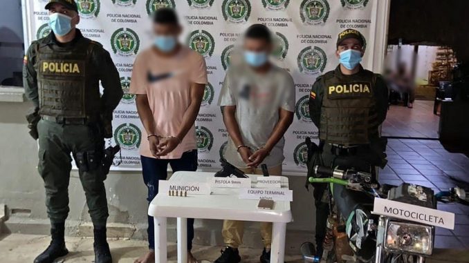 Cogieron a este par de jóvenes con una pistola en El Bagre Cogieron a este par de jóvenes con una pistola en El Bagre