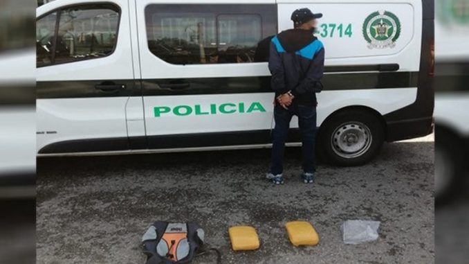 Lo cogieron cuando se bajaba de un bus en Girardota con marihuana escondida en un bolso Lo cogieron cuando se bajaba de un bus en Girardota con marihuana escondida en un bolso
