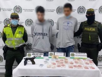 Cogieron a 'Kevin' y a 'Juan' con las manos en la plata, habrían robado un local en Itagüí 1 Cogieron a 'Kevin' y a 'Juan' por hurto a local en Itagüí