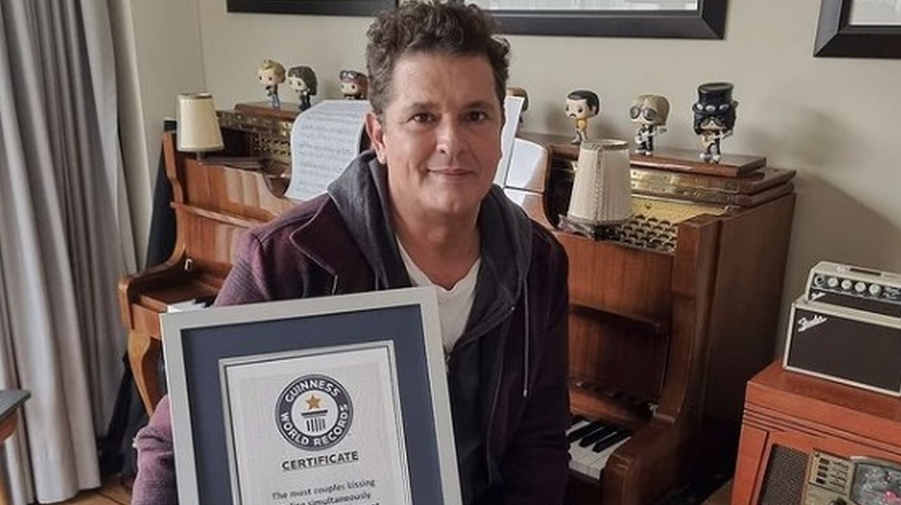 Carlos Vives es reconocido por Guinness World Records tras convocar a la mayor cantidad de parejas besándose