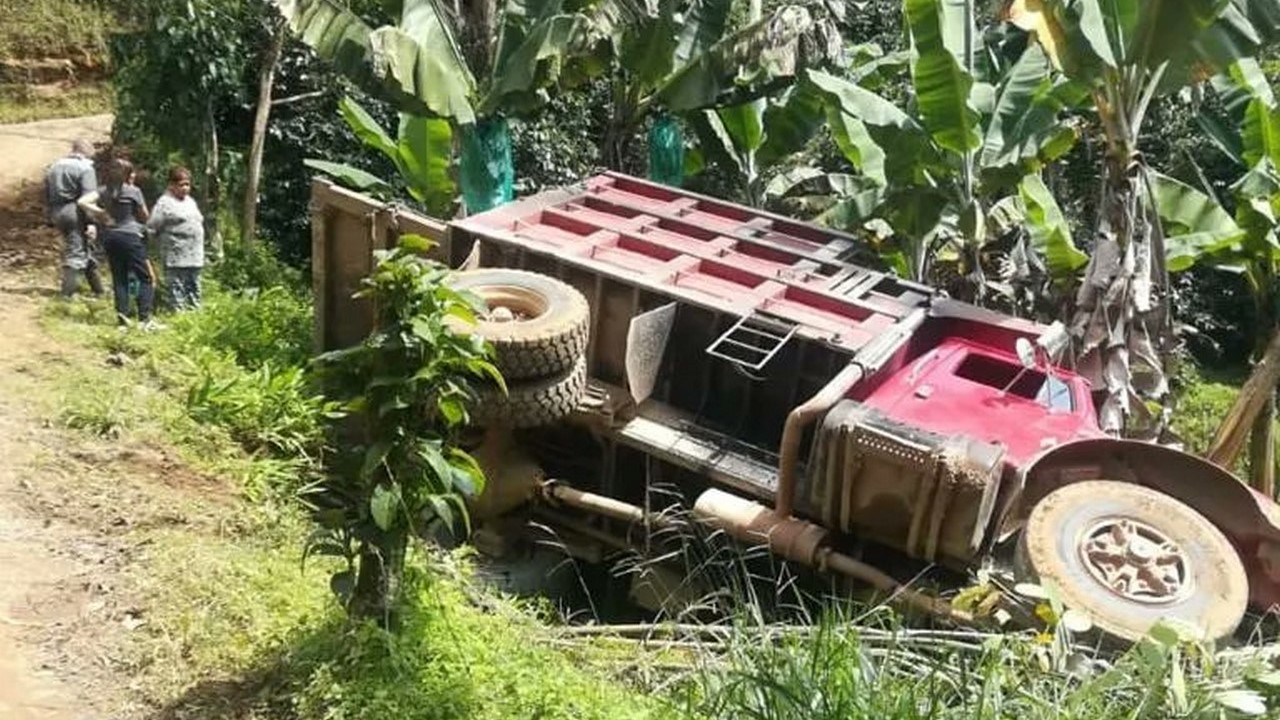 Carro de la basura se volcó en zona rural de Andes