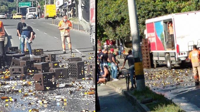 Le cayeron varias cajas de cervezas encima a un motociclista en la Av. 80 de Medellín tras accidente de camión repartidor Le cayeron varias cajas de cervezas encima a un motociclista en la Av. 80 de Medellín tras accidente de camión repartidor