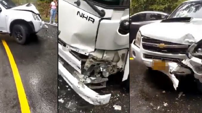 Dos carros se chocaron por el Salto del Tequendamita Dos carros se chocaron por el Salto del Tequendamita