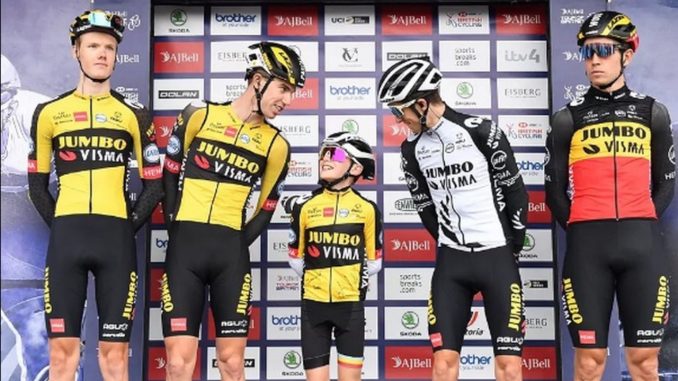 Un niño les dio la talla a los ciclistas en el Tour de Gran Bretaña Un niño les dio la talla a los ciclistas en el Tour de Gran Bretaña