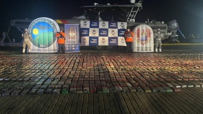 Incautaron más de 2.400 kg de clorhidrato de coca en aguas de San Andrés Incautaron más de 2.400 kg de clorhidrato de coca en aguas de San Andrés