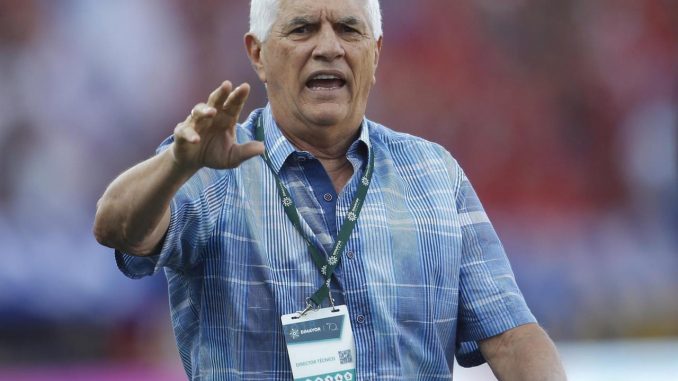 Fotografía de archivo en la que se registró al entrenador uruguayo Julio Comesaña, quien fue anunciado este martes como nuevo director técnico del club colombiano de fútbol Independiente Medellín. EFE/Luis Noriega Julio Comesaña