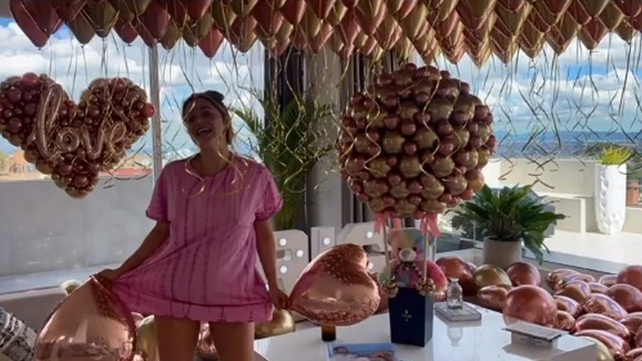 “Todo ese plástico de 1 solo uso”, critican a Cristina Hurtado tras utilizar muchas “bombas” en su cumple