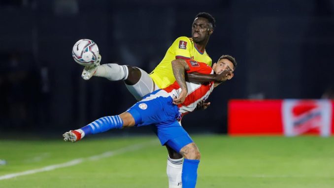 Antonio Sanabria (d) de Paraguay disputa un balón con Davinson Sánchez de Colombia, el 5 de septiembre de 2021, en un partido de las eliminatorias sudamericanas entre Paraguay y Colombia para el Mundial de Catar 2022 en el estadio Defensores del Chaco en Asunción (Paraguay). EFE/Nathalia Aguilar Davinson Sánchez