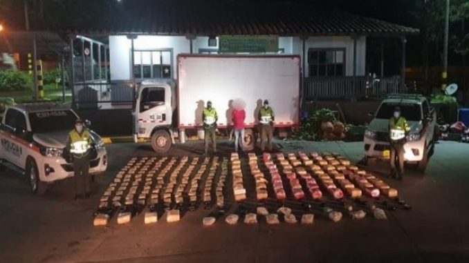 Entre frutas y plátano encaletaron 350 kilos de marihuana Entre frutas y plátano encaletaron 350 kilos de marihuana