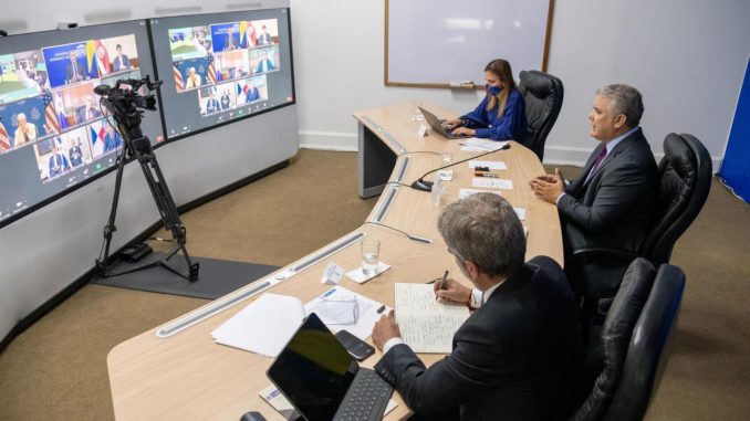 Fotografía cedida por la Presidencia de Colombia que muestra al mandatario Iván Duque (d) mientras participa de forma virtual del "Diálogo de alto nivel sobre acción climática en las Américas", hoy, desde Bogotá (Colombia). EFE/ Presidencia de Colombia Duque